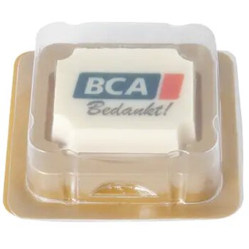 Logobonbon van witte chocolade met hazelnoot praline Custom Made