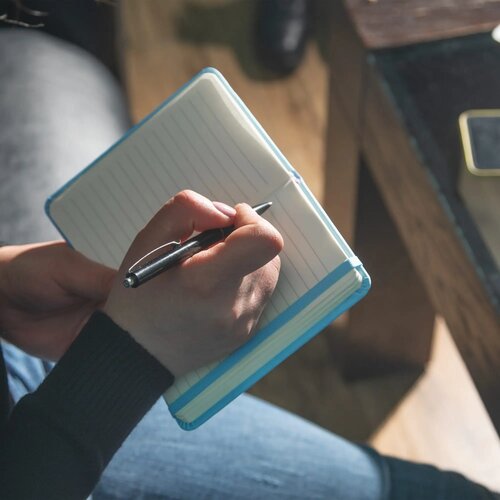 A6-notitieboek van PU met FSC-pagina's lichtblauw